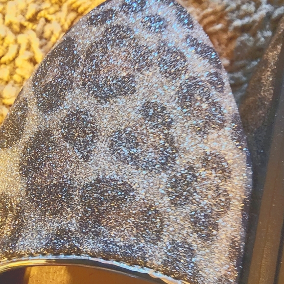 Torrid strapped flats, size 7. Silver leopard print - Picture 2 of 2